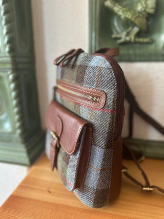 Der Rucksack ist in Seitenansicht zu sehen. Man erkennt, dass er schmal geschnitten ist.
