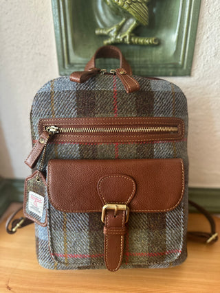 Der Rucksack ist in Vorderansicht abgebildet. Zu erkennen ist die Tasche sowie das Fach mit Reißverschluss.