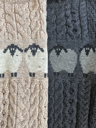 Pullover Irischer Zopfstrick aus Merinowolle mit Schafen beige