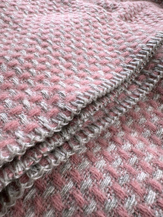 Dicke Wolldecke in alt rosa mit hellgrau im Design Tabby