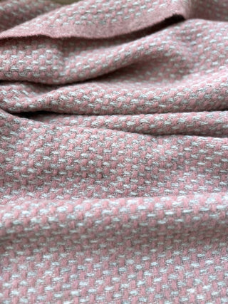 Dicke Wolldecke in alt rosa mit hellgrau im Design Tabby