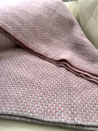 Dicke Wolldecke in alt rosa mit hellgrau im Design Tabby – House of Scotland
