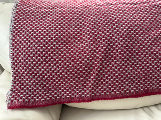 Dicke Wolldecke in rot im Design Tabby