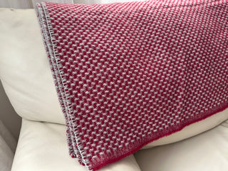 Dicke Wolldecke in rot im Design Tabby