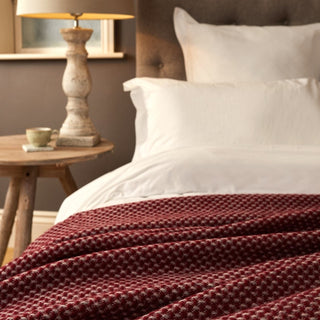 Dicke Wolldecke in rot im Design Tabby – House of Scotland