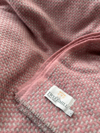 Dicke Wolldecke in alt rosa mit hellgrau im Design Tabby