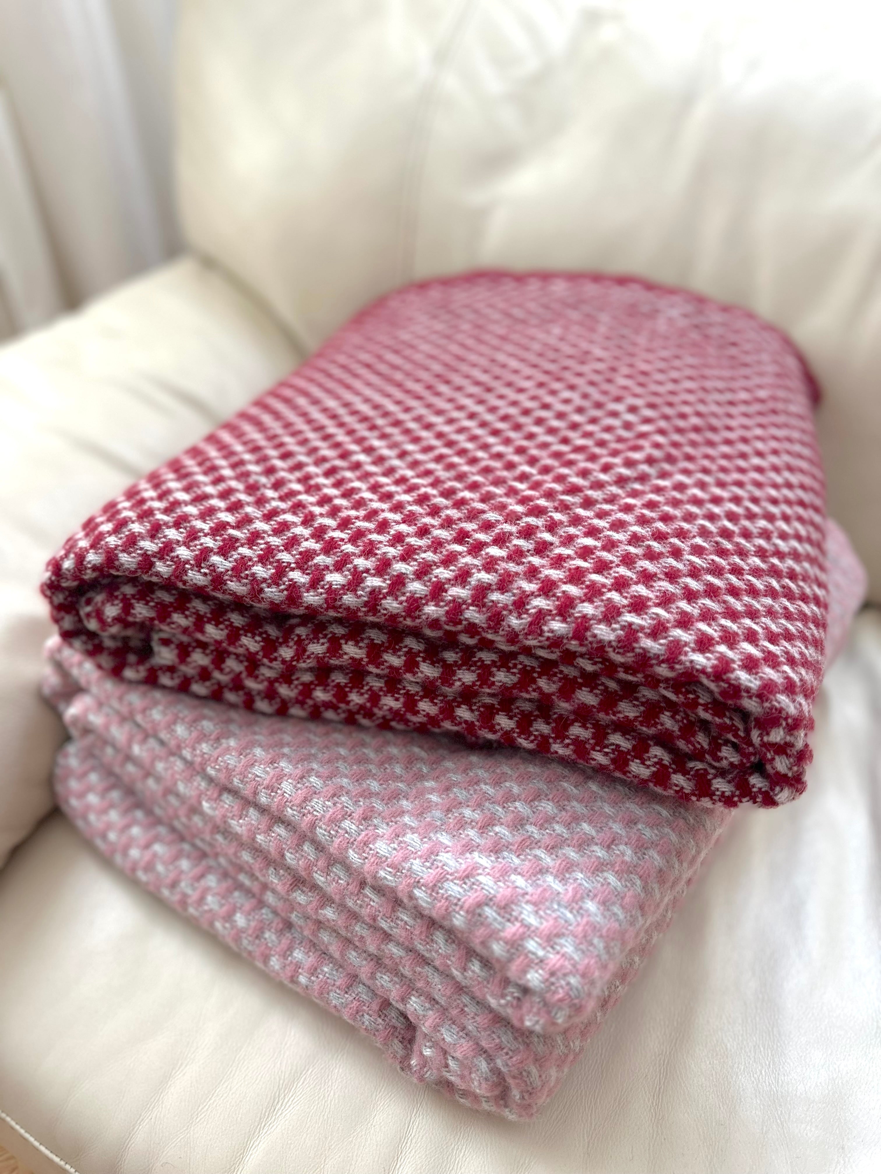 Dicke Wolldecke in alt rosa mit hellgrau im Design Tabby – House of Scotland
