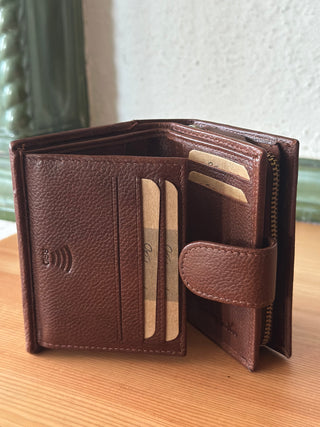 Das Portemonnaie ist von der Innenseite zu sehen, mit seinen zahlreichen Kartenfächern, u.a. RFID-Schutz, und hinten einem Fach für Geldscheine.