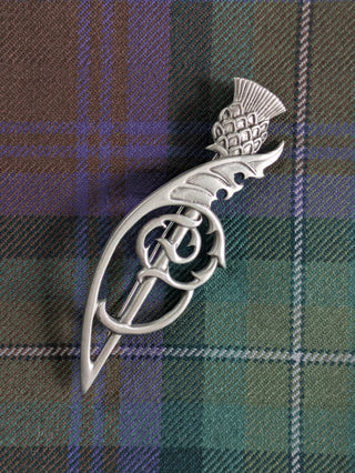 Schottische Kiltnadel Distel mit Blatt