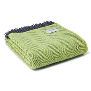 Zu sehen ist eine zusammengelegte klassische Herringbone-Decke aus reiner Schurwolle in den Farben Zest & Holzkohle.