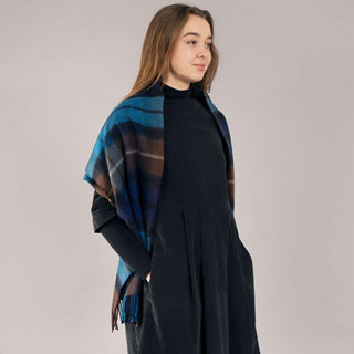 Die Stola ist über die Schulter gelegt.