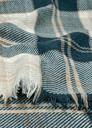Zu sehen ist ein karierter Luxuriöser Schal aus Wolle und Kaschmir in den Farben hellgrau, dunkelblau und beige