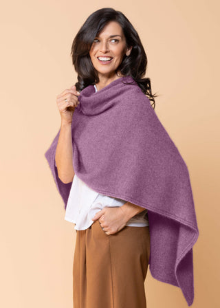 Zu sehen ist ein Strickcape in der Farbe Mauve