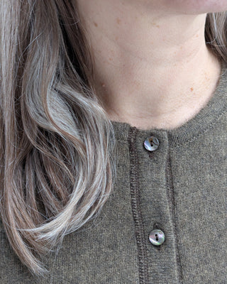 Zu sehen ist eine Strickweste aus Merino Possum mit Rundhals in der Farbe latte – beigeton. Detailansicht des Kragens