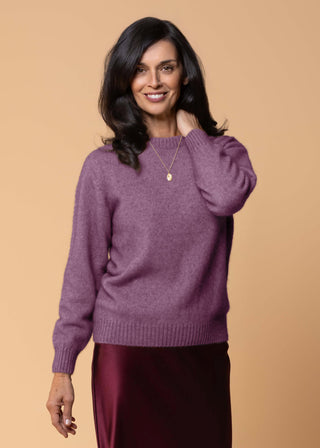 Zu sehen ist ein Rundhalspullover für  damen in der Farbe Mauve