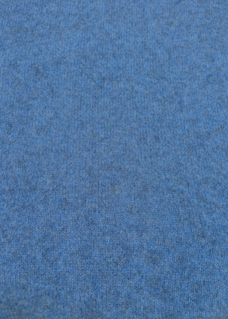 Zu sehen ist eine Detailaufnahme eines Strickstücks in einem hellen Blau