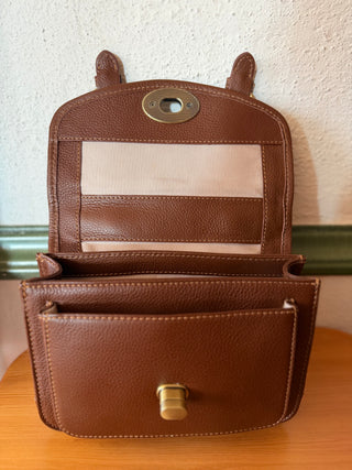 Die Satchel Bag ist innen mit Fächern gut organisiert.