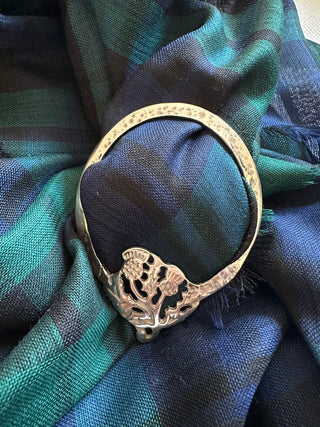 Der Schmuckring mit dem feinen Merino Blackwatch Schal