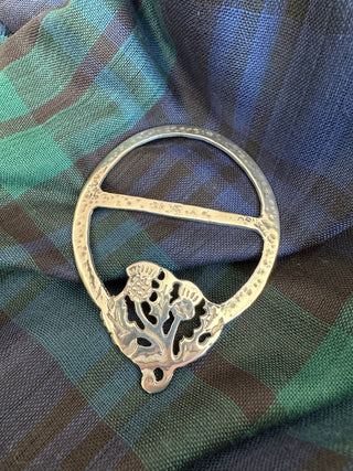 Der Schmuckring ist auf dem feinen Merino Blackwatch Schal gelegt, um den Steg zu sehen.