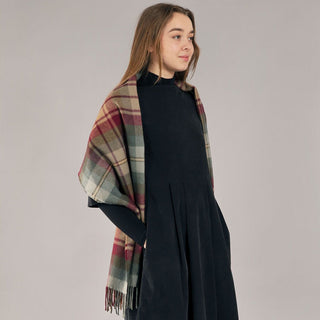 Die Stola ist als Schultertuch getragen.