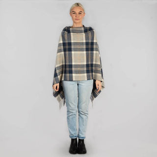 Tartan Poncho ist getragen und von vorne zu sehen.