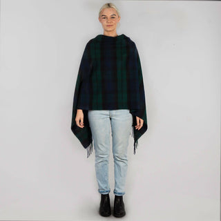 Der Tartan Poncho Blackwatch als Cape getragen.