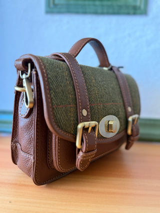 Die Tasche ist in der Schrägansicht gezeigt: gut erkennbar das vordere, kleine Fach, um kleine Dinge besser zu organisieren.