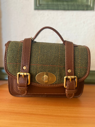 Die Tasche ist von vorne abgebildet. Sie öffnet sich mit dem Drehknopf.