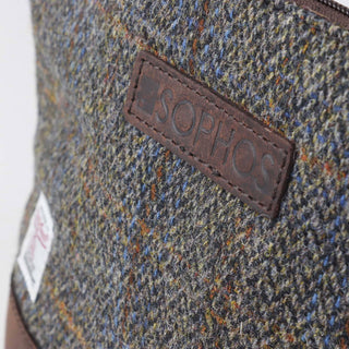 Brauner dreieckiger Harris-Tweed-Waschbeutel